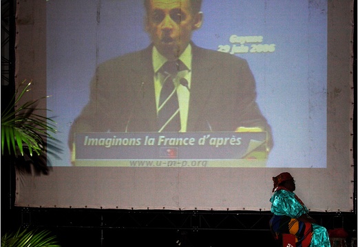Sarkozy (7406 visites) Un jour, Nicolas Sarkosy est passé à Cayenne. Pendant le discours politique, cette femme s'est ass... Sarkozy