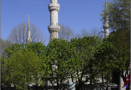 Sultanahmet, hippodrome de Constantinople #03 (9788 visits) Colonne serpentine et mosquée bleue. Sultanahmet, hippodrome de Constantinople #03
