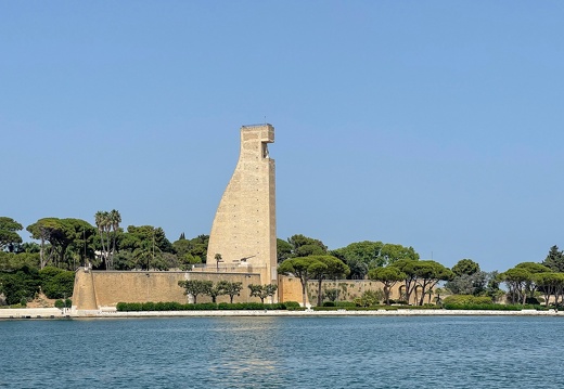 Brindisi, Monumento al Marinaio d'Italia #01