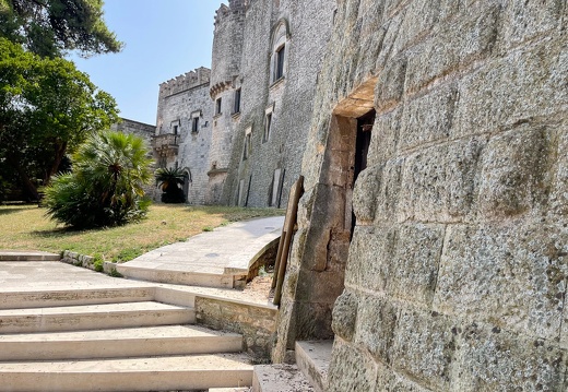Carovigno, Castello Dentice di Frasso di Carovigno #01 (1708 visites) Carovigno, Castello Dentice di Frasso di Carovigno #01