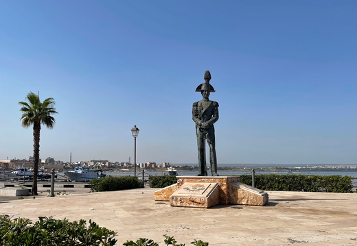 Taranto, Statua del Carabiniere #01