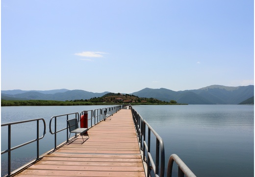 Lac Prespa, ponton vers l'île de Florina #01 (4464 visits) Lac Prespa, ponton vers l'île de Florina #01