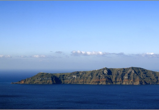 Santorin #19 (9794 visits) Au loin l'autre partie de l'île de Santorin. Santorin #19