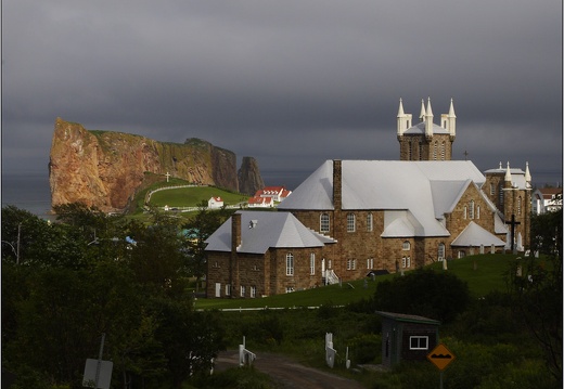 Percé, église, pointe et roche #01 (3850 visites) Percé, église, pointe et roche #01