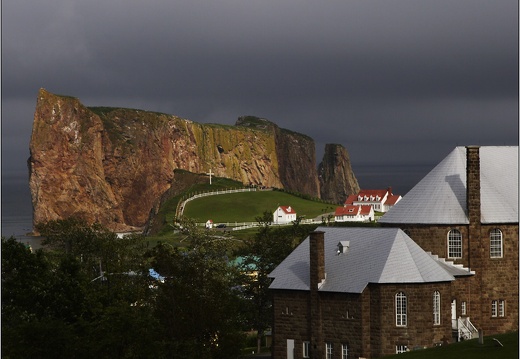Percé, église, pointe et roche #02 (3754 visites) Percé, église, pointe et roche #02