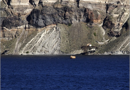 Santorin #12 (2574 visites) Les flancs rocheux du volcan. Vestiges industriels. Santorin #12