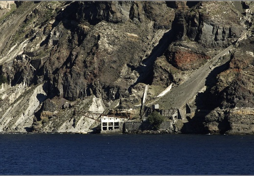 Santorin #13 (2678 visites) Les flancs rocheux du volcan. Vestiges industriels. Santorin #13