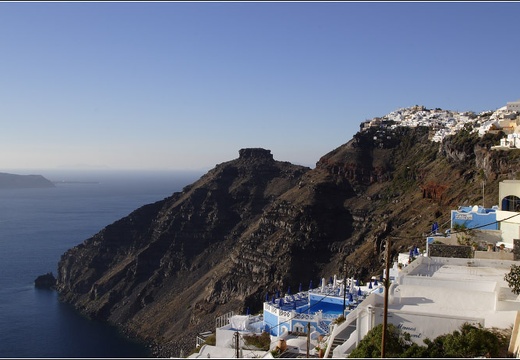 Santorin, Fira #03 (12303 visites) A l'extrémité de Fira on voit les villages qui se suivent le long de la cime. Santorin, Fira #03