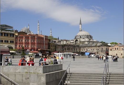 Sultanahmet, place du pont de Galata #01 (1890 visites) Mosquée de Rüsten Pasa et de Suleymaniye (Soliman le Magnifique). Sultanahmet, place du pont de Galata #01