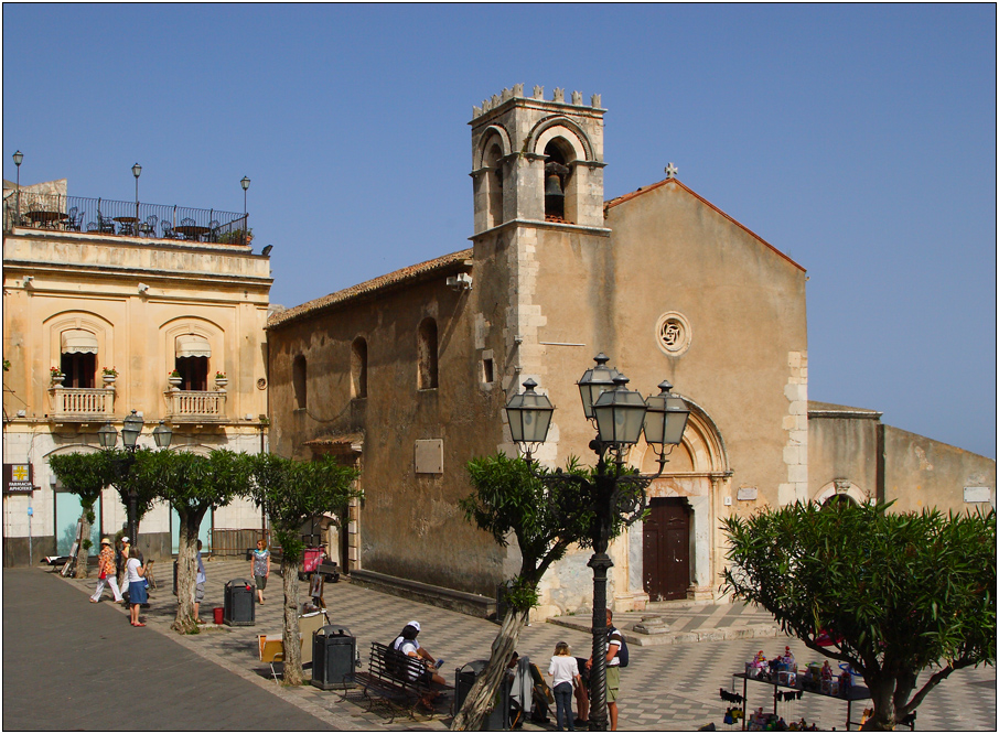 Taormina, piazza 9 aprile & chiesa San Agostino